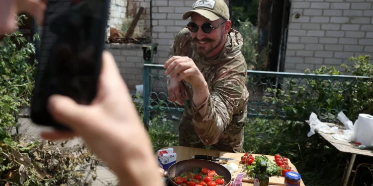 War zone chef: Soldier-influencer whips up hope in Ukraine