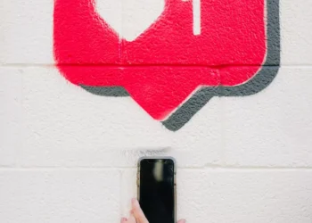 “Revolutionizing Communication: The Impact of Social Media Today”