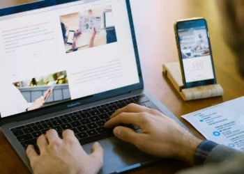 “The Evolution of Economía: From Barter to Global Economy”