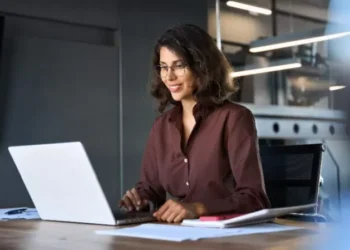 Boosting Employee Performance With Online Training Tools: Key Benefits And Case Studies