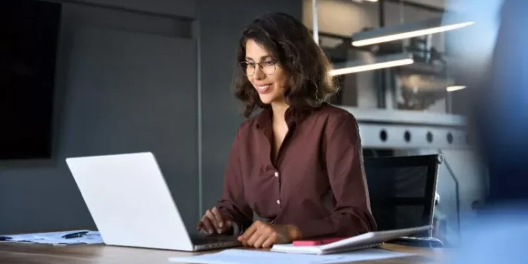 Boosting Employee Performance With Online Training Tools: Key Benefits And Case Studies