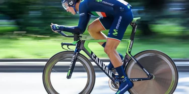 “Deportes: The Universal Language of Unity Through Sports”