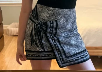 This $35 Loft Skirt Nails the Bandana Trend I Keep Seeing on TikTok