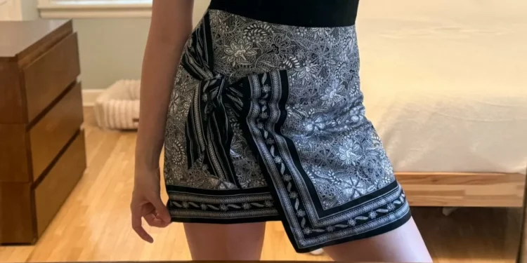 This $35 Loft Skirt Nails the Bandana Trend I Keep Seeing on TikTok