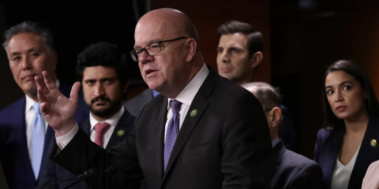 Bipartisan House Resolution Seeks to Block Trump War With Venezuela