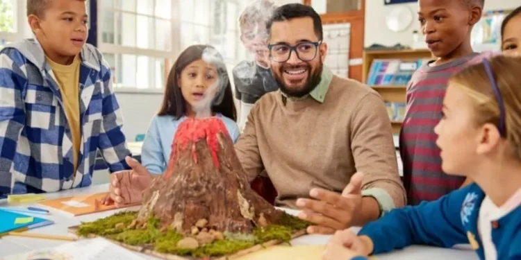 Vicarious Conditioning: Definition, Examples, And How It Works In Psychology