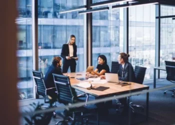 How Blended Learning With AI Supports Upskilling And Reskilling In The Workplace