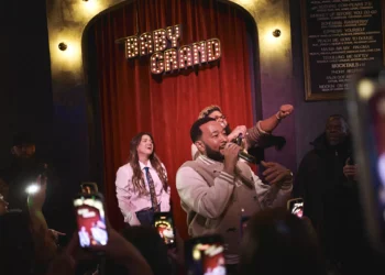 Watch Kelly Clarkson & John Legend Warm Up for New ‘Voice’ Season With Surprise NYC Karaoke Session