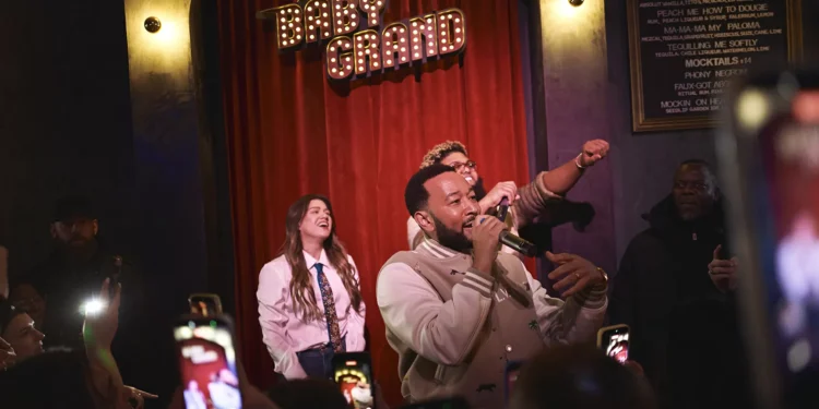 Watch Kelly Clarkson & John Legend Warm Up for New ‘Voice’ Season With Surprise NYC Karaoke Session